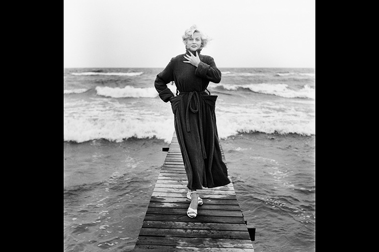 Anita Ekberg som badrocksmodell. 