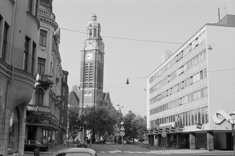 Svartvitt foto av en gata som mynnar ut vid en kyrka.