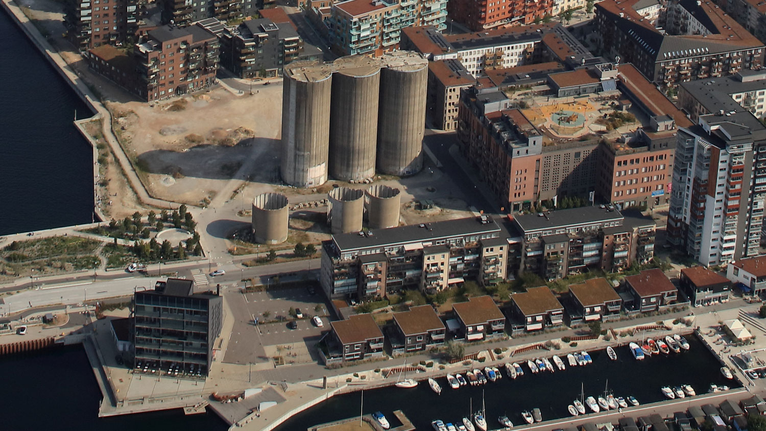 Cementfabrikens gamla silor i Limhamns hamnområde, vy från luften.