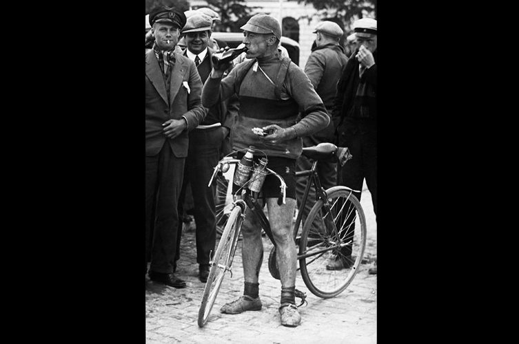 Sexdagarsloppet 1930. Cyklisten Gävle Karlsson tar rast med pilsner och macka. Foto: Ivar Ericson, Malmö Museer.