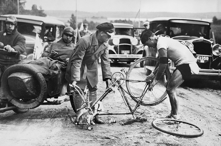Sexdagarsloppet 1929. Cyklisten Gunnar Jonsson justerar kedjan. Sexdagarsloppet var en svensk cykeltävling som arrangerades mellan åren 1924-1975. Foto: Ivar Ericsson, Malmö Museer.