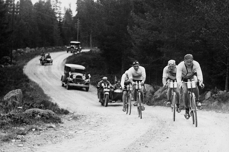 Sexdagarsloppet 1929. Den danske cyklisten Henry Hansen i ledning. Vid sommarspelen 1928 i Amsterdam vann Henry Hansen OS-guld i linjeloppet. Fotograf Ivar Ericson, Malmö Museer.