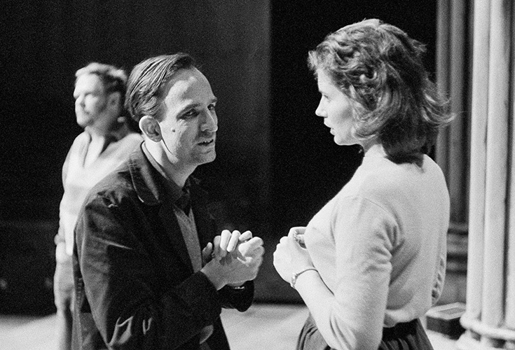 Äldre svartvitt foto på Ingmar Bergman och kollegor på scen.