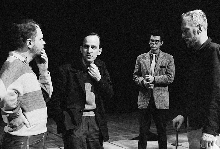 Äldre fotografi på Ingmar Bergman och tre män. De samtalar och ser koncentrerade ut.