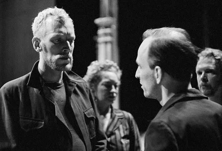 Äldre svartvitt foto på Ingmar Bergman och kollegor, under repetition.