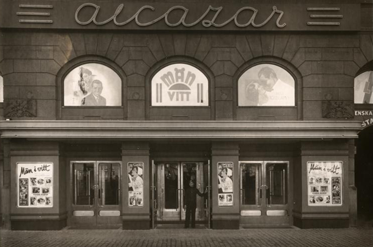 Svartvitt fotografi på biograf med namnet Alcazar.