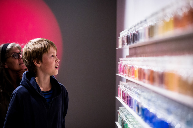 Bild på barn som besöker utställningen