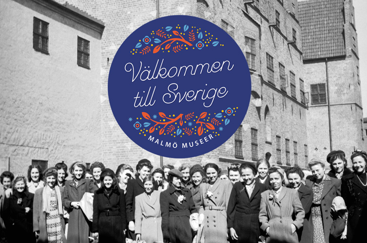 Rund cirkel med text VÄlkommen till Sverige inklistrat på svartvitt fotografi på en samling kvinnor.