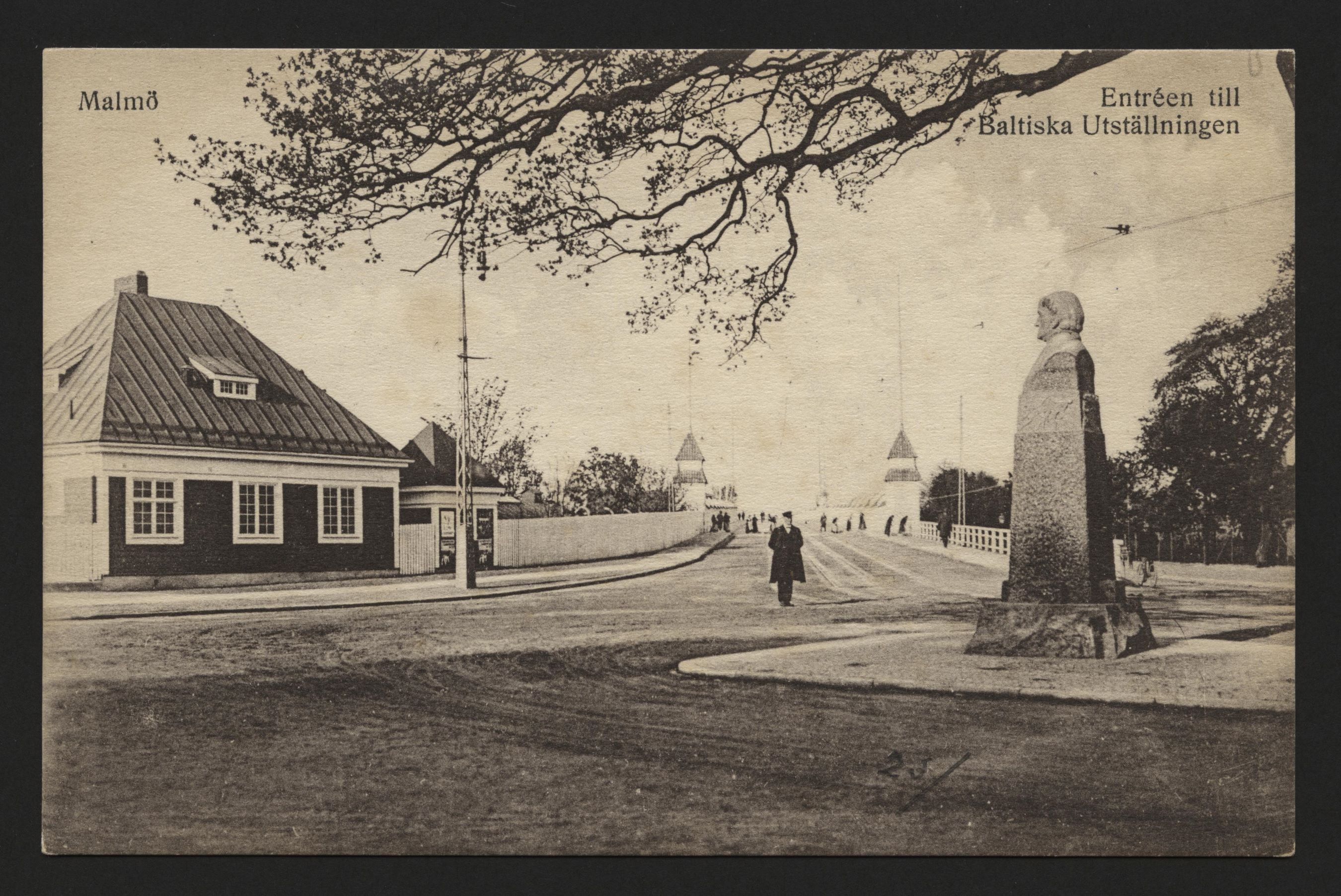 Entrén till Baltiska Utställningen med Malmö Idrottsplats till vänster och Lings staty till höger (numera flyttad längre söderut). Platsen heter Roskildeplan som efter utställningen kommer att leda ut till Roskildevägen (bakom Operan). Foto: Albert Wilhelm Rahmn / Malmö museum.