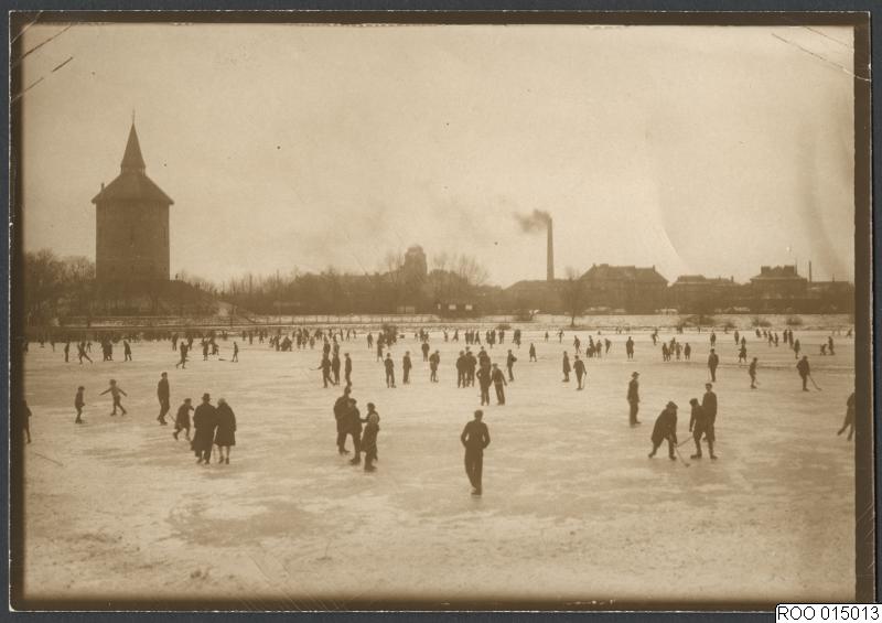 Människor åker skridsko på isen på Pildammen 1929.