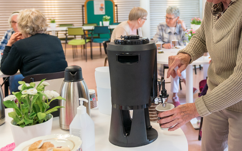 Under pratcaféerna bjuds det på kaffe.