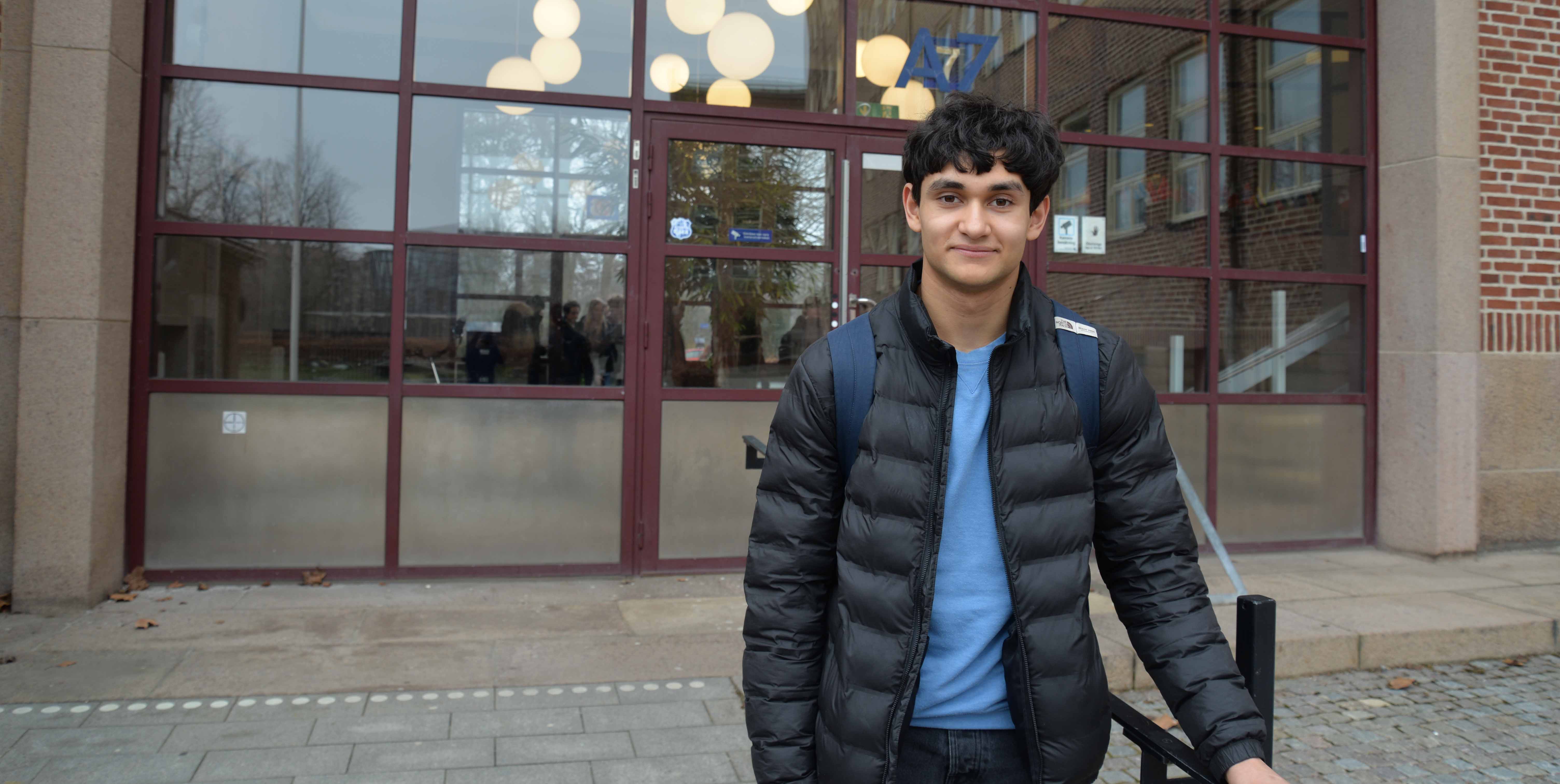 Andrew står utanför ingången till Malmö Borgarskola.