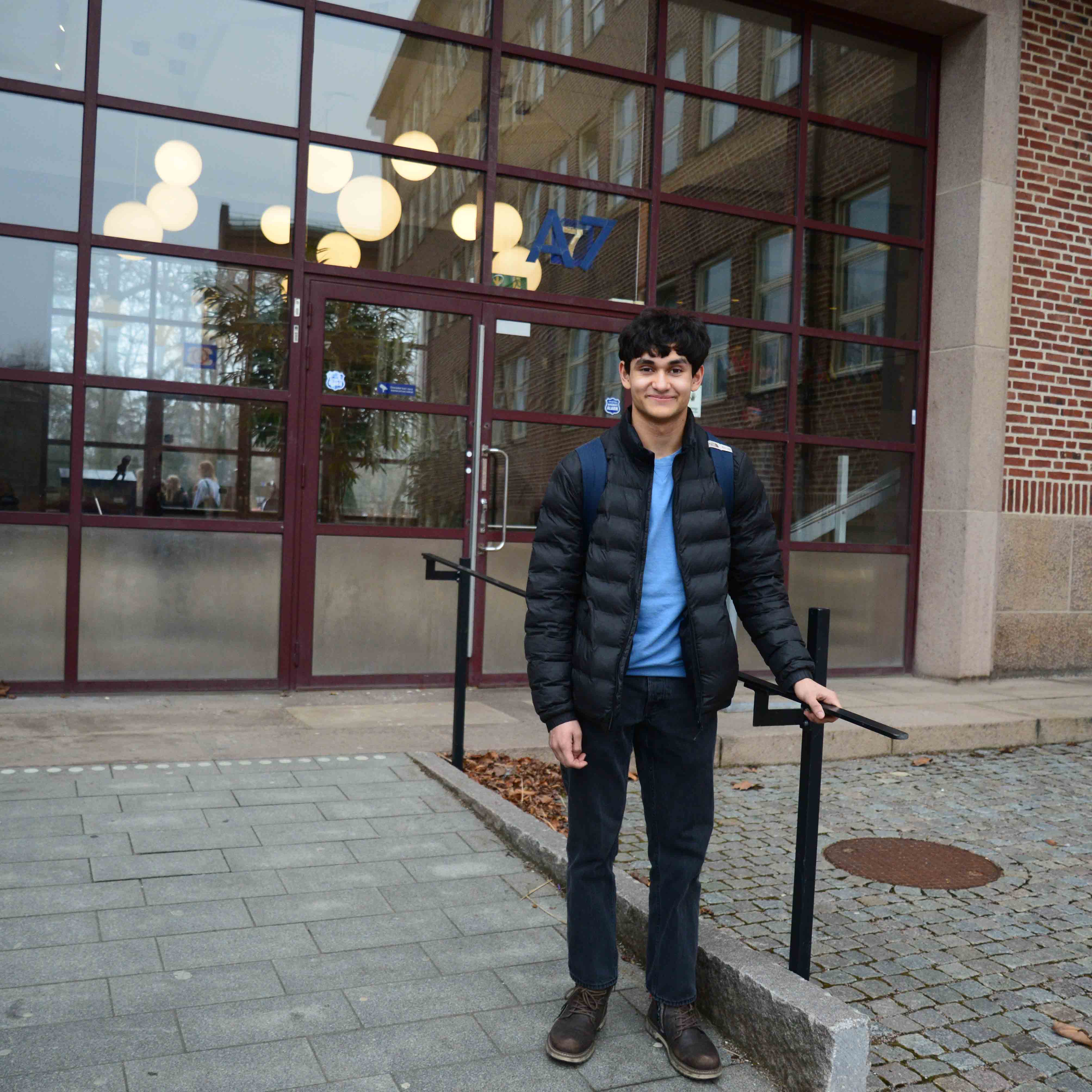 Andrew står utanför ingången till Malmö Borgarskola.