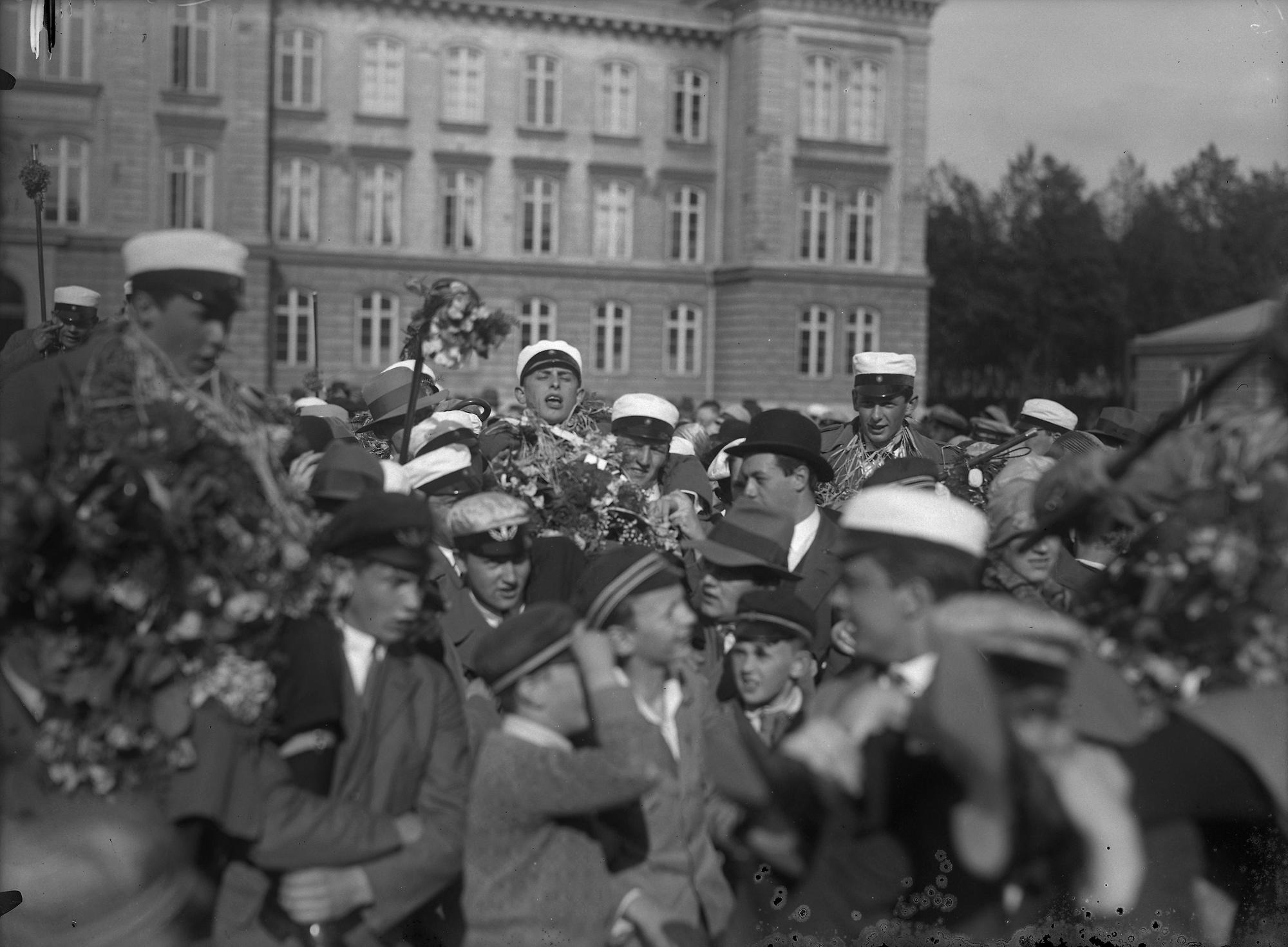 Svartvit bild med glada studenter 1923.