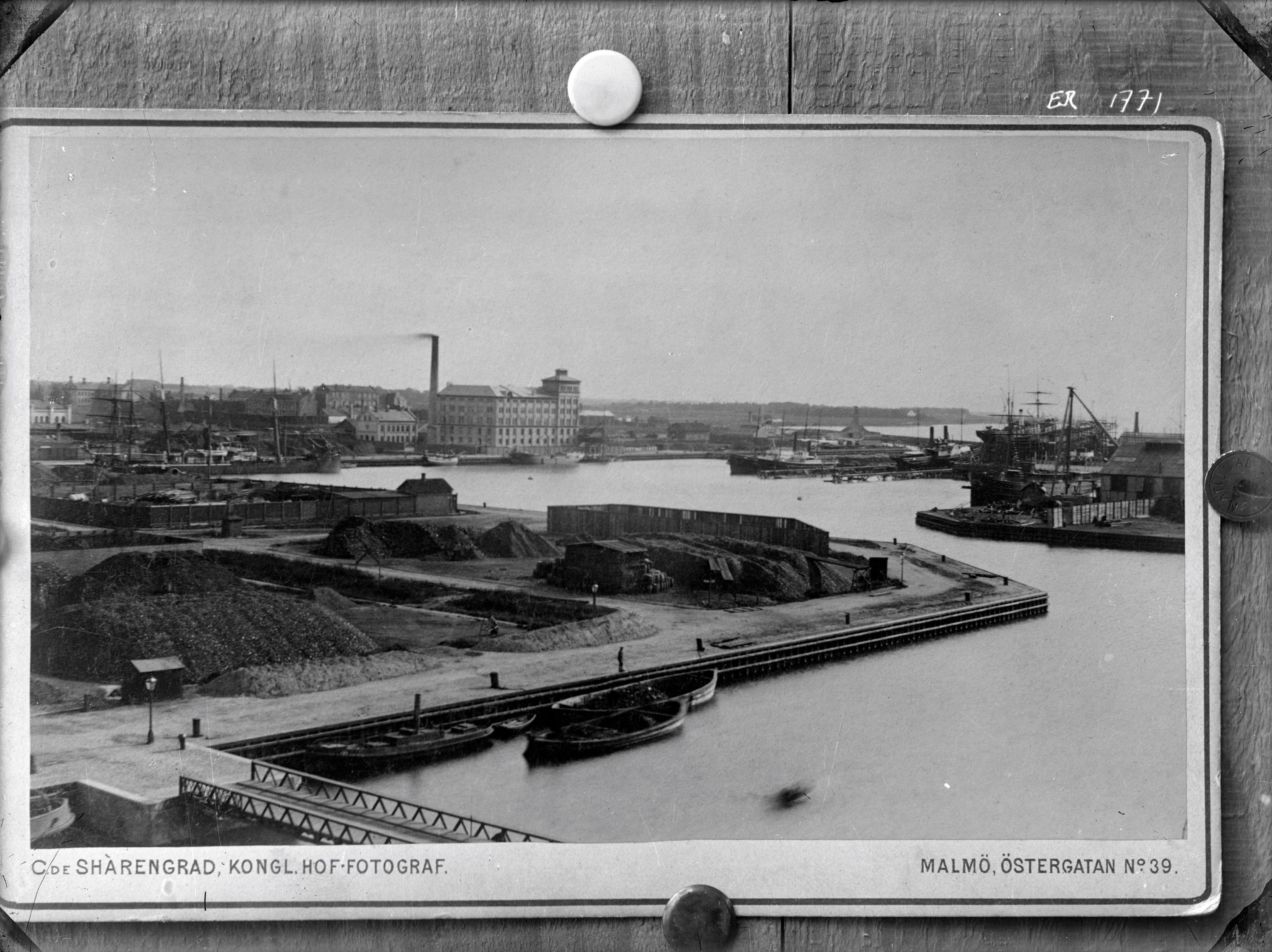 Svartvitt foto över västra hamnen där man ser kollager, valskvarn och Kockums varv.