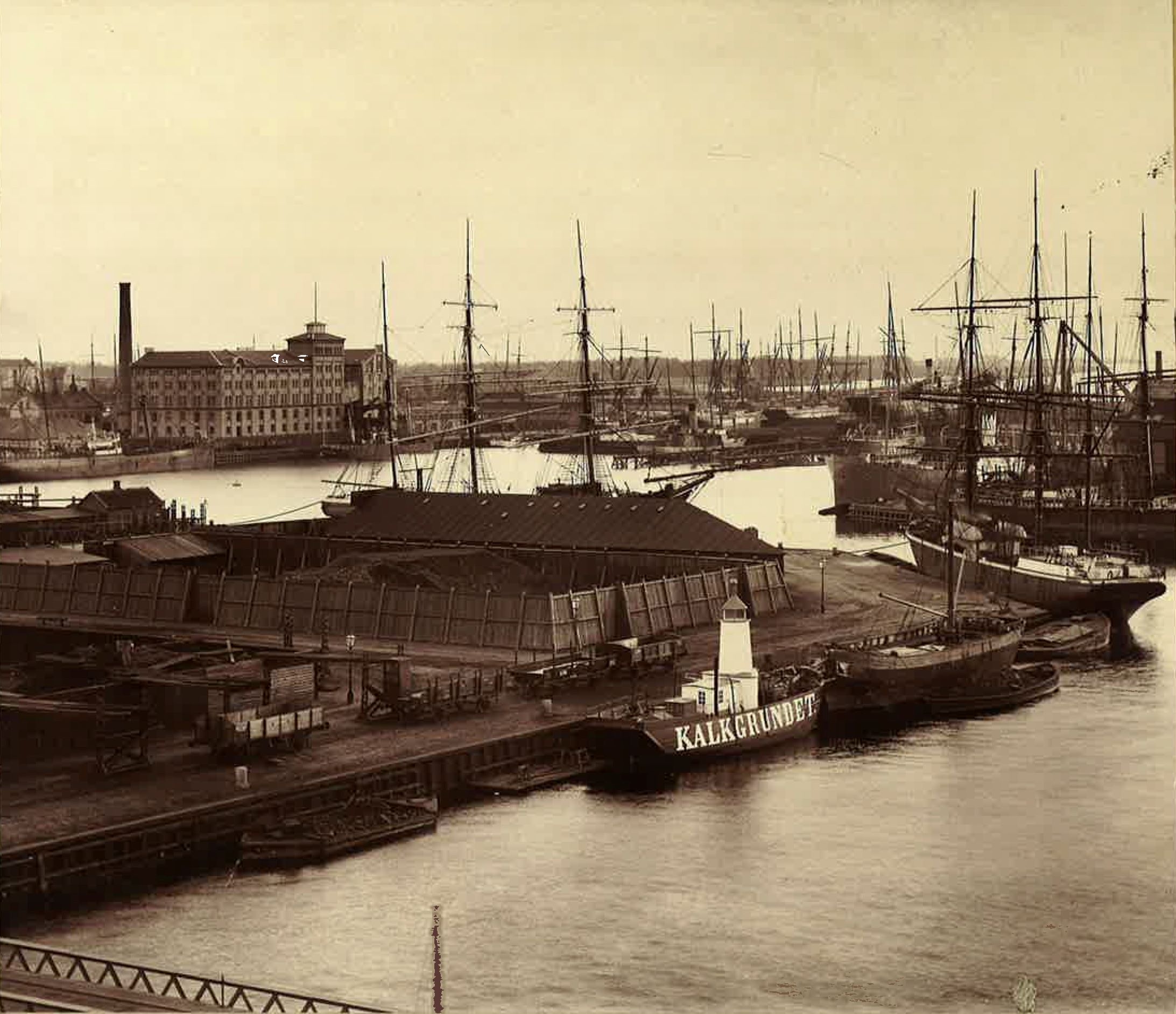 Kollager till vänster, Stora Valskvarnen
rakt fram och Kockums varv till höger.