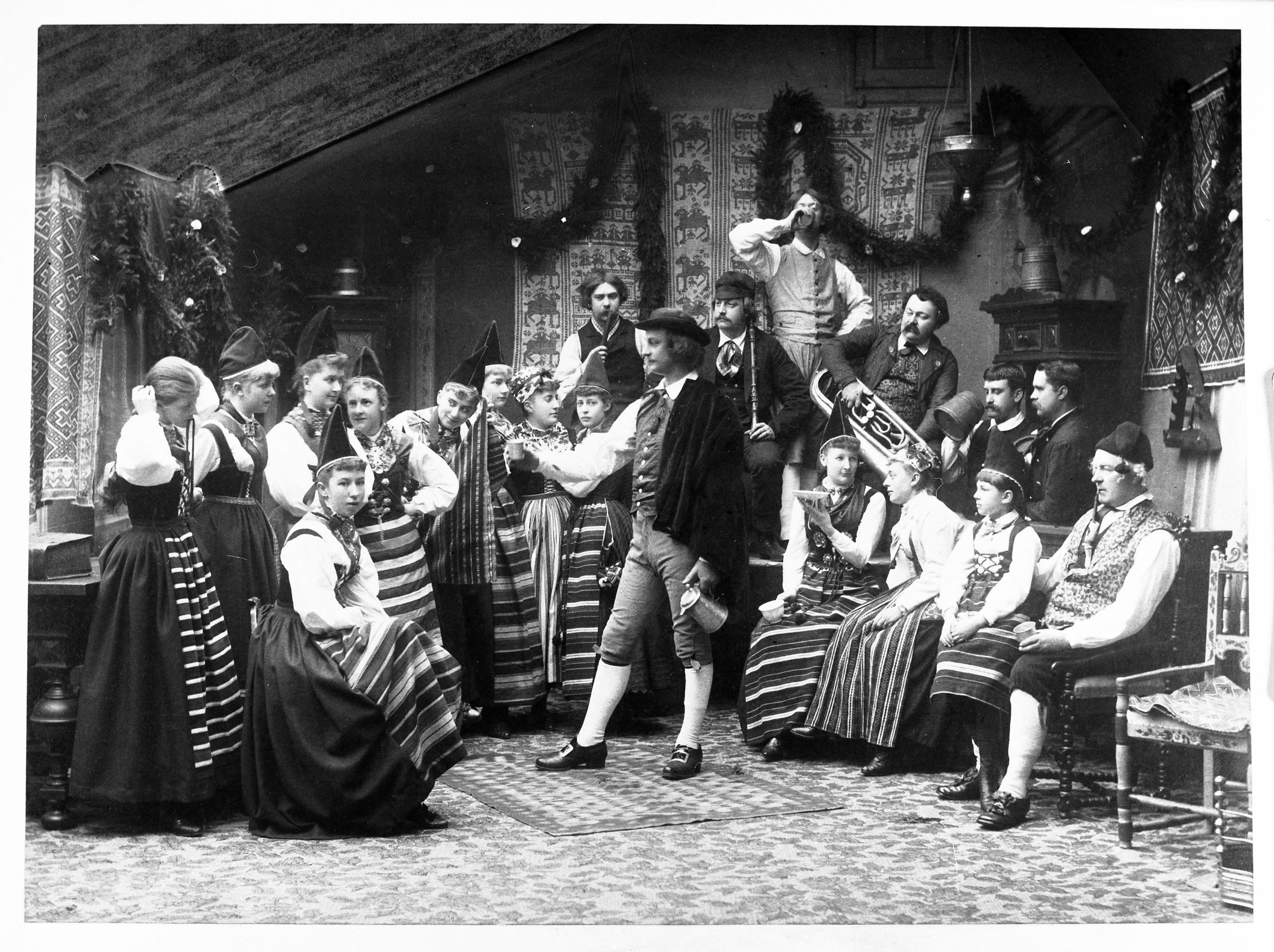 Teatersällskap i nationaldräkter på Malmö Teater den 21 april 1888. Foto: Carl Wilhelm Roikjer / avfotograferat av Albert Wilhelm Rahmn / Malmö museum 