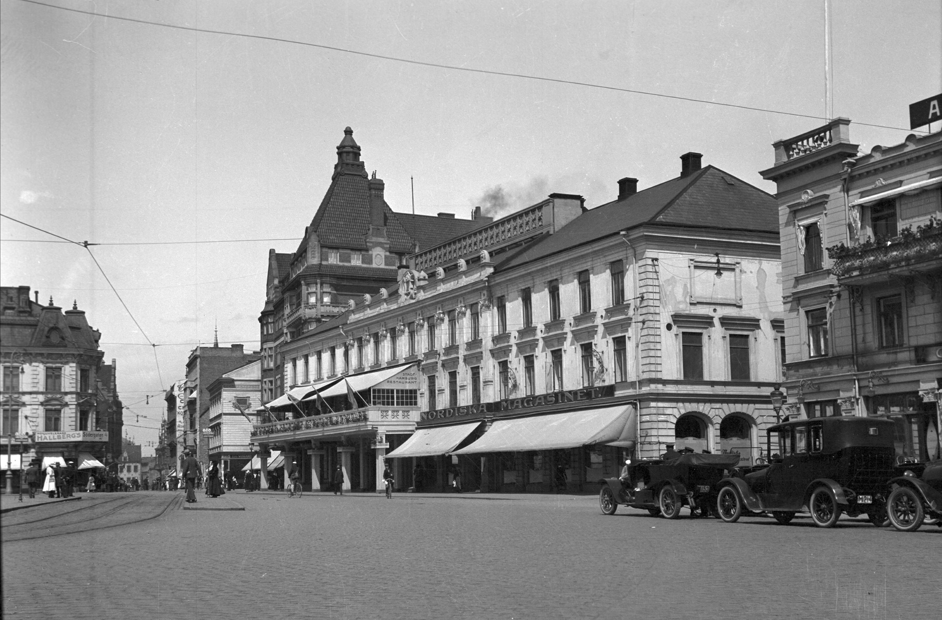 Gustav Adolfs torg 1920 med östra sidan av teatern. Foto: Viktor Roikjer / Malmö museum