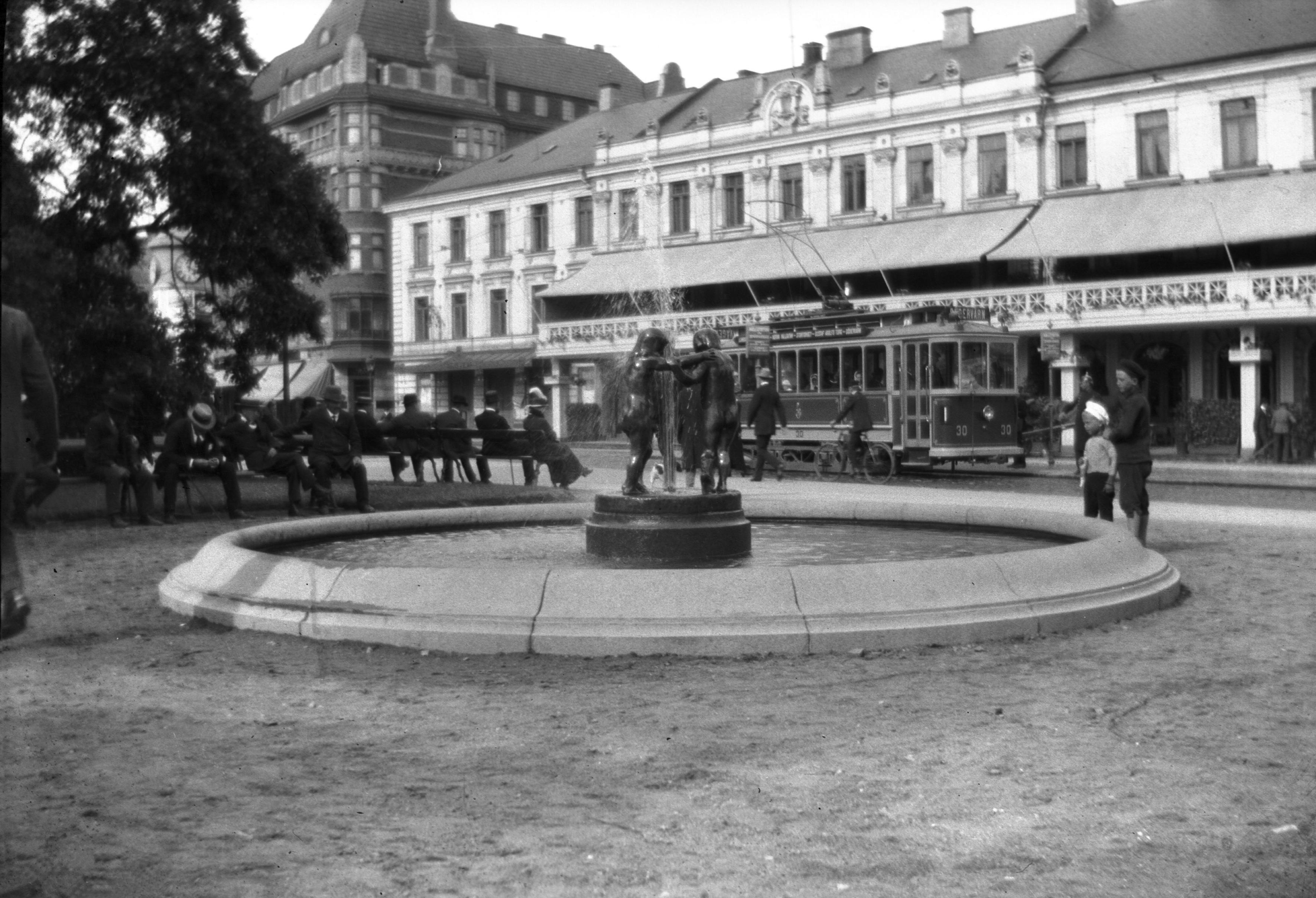 Gustav Adolfs torg 1915 med teatern i bakgrunden och "Duschen" i förgrunden. Foto: Viktor Roikjer / Malmö museum