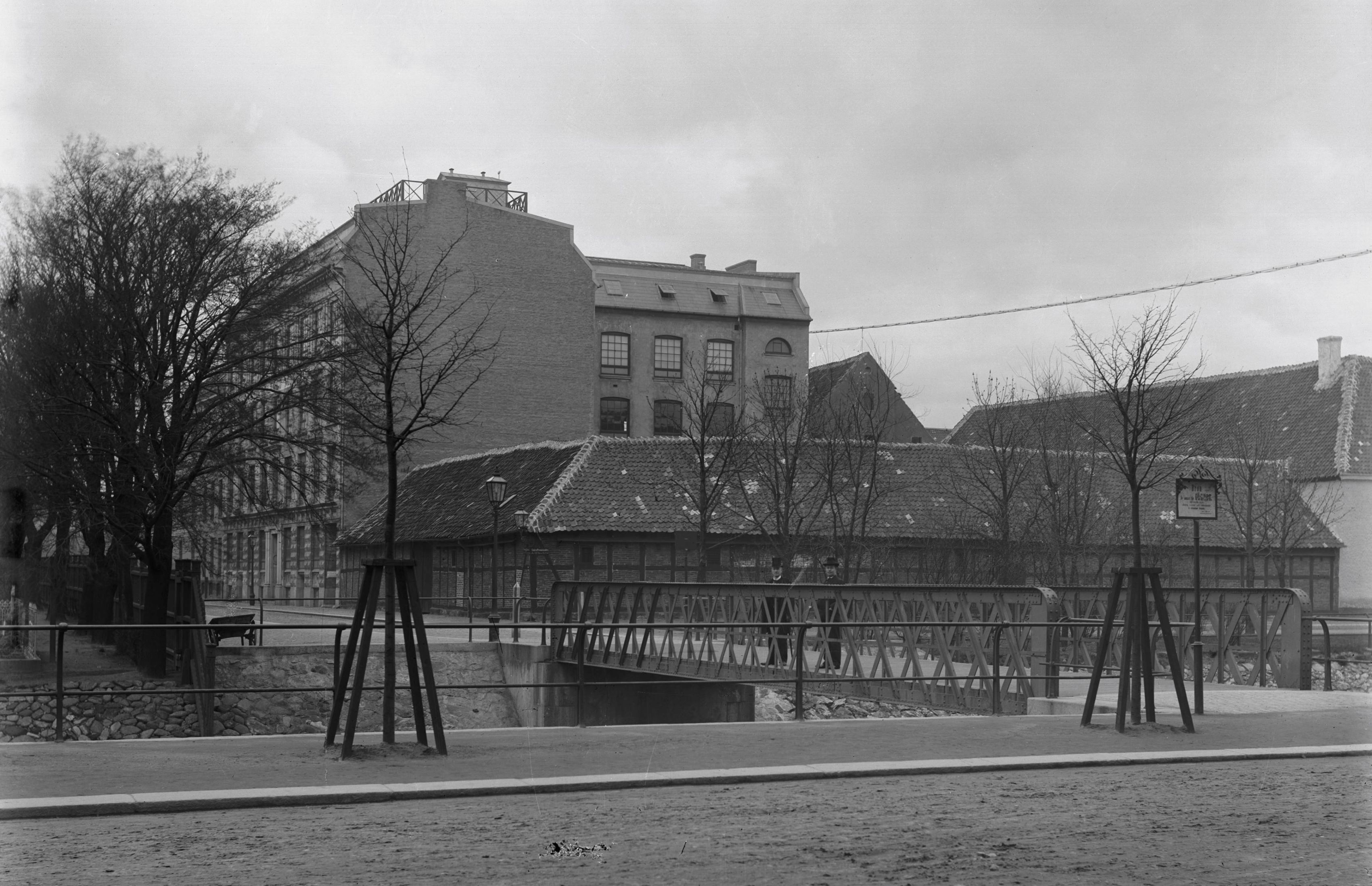 Morescos
gångbro med Torggatan, Södra Vallgatan och Morescos fabrik på andra sidan av
Kanalen. Dagens Södertull ligger till höger.