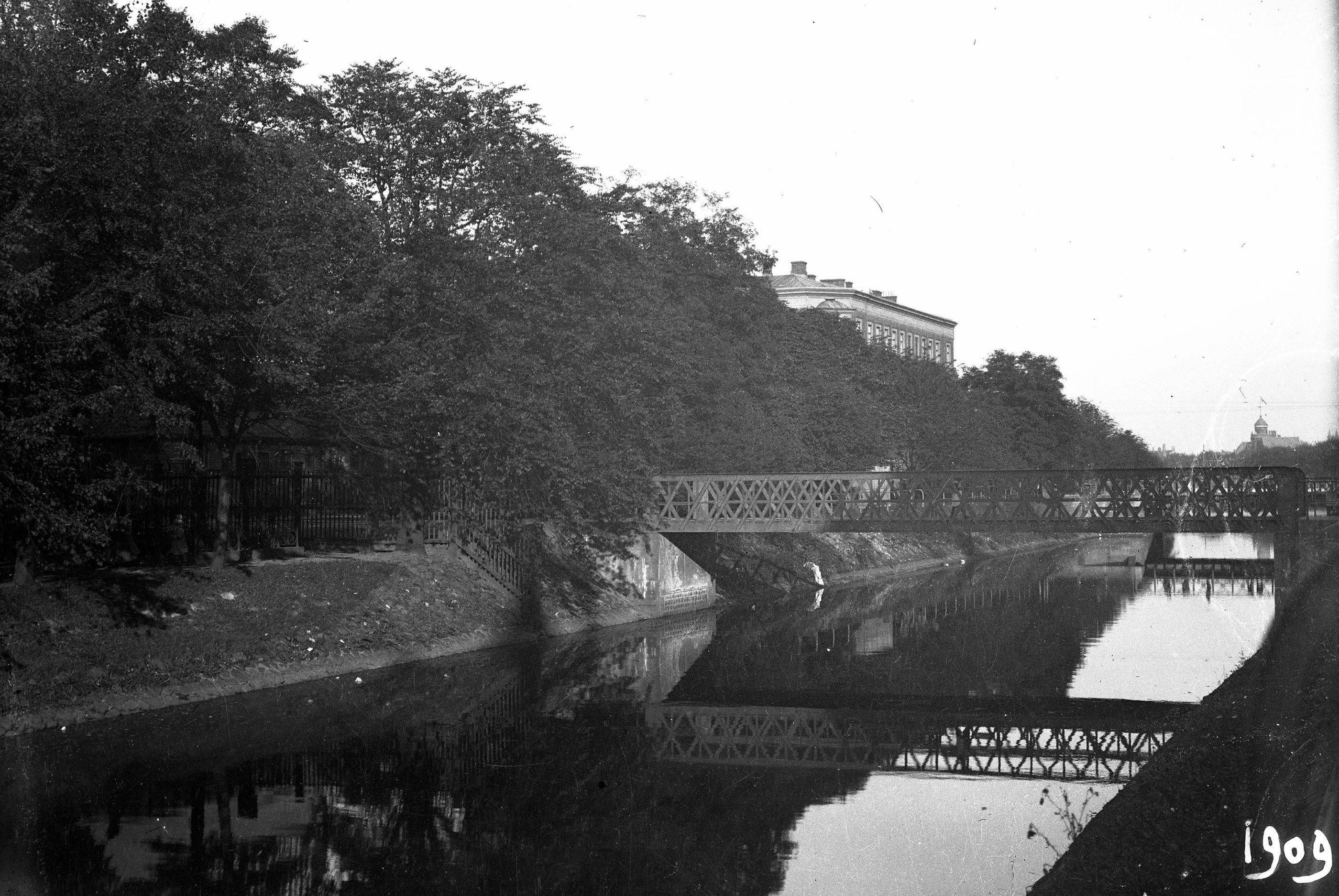 Morescos
gångbro över kanalen. Året är 1909. Foto: Harald Bager / Malmö museum