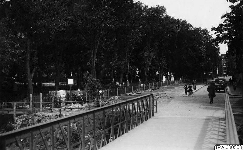 Torggatan
med gamla begravningsplatsen till vänster. Fotografen står på Morescobron – som ännu är en gångbro – och ser norrut mot Gustav
Adolfs torg. Dagens Södertull ligger till höger.