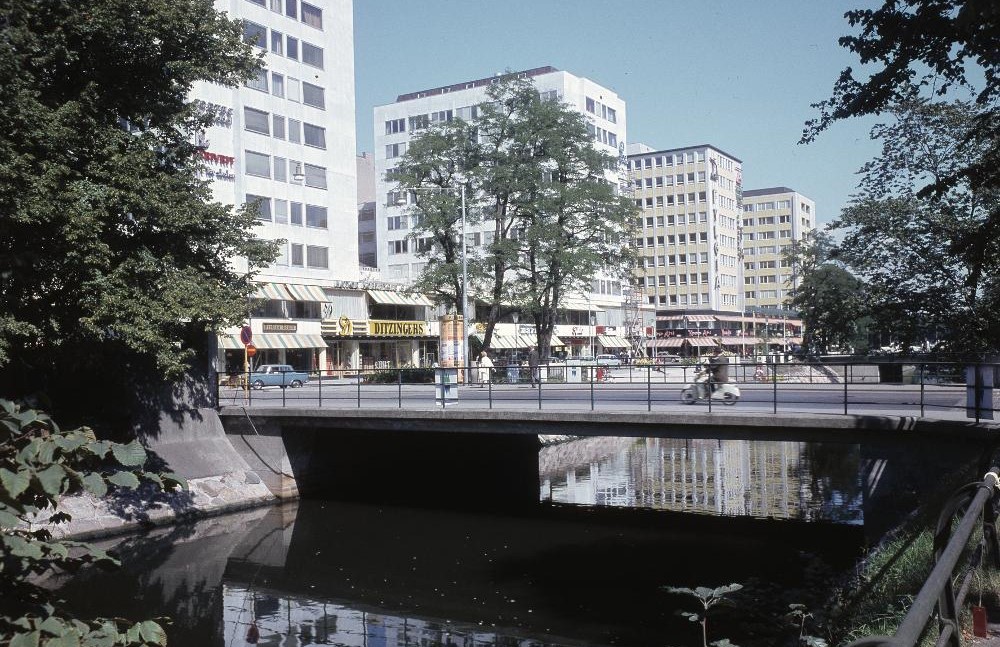 Ett färgfoto på Morescobron som nu är en bro även för bilar, året är 1962.