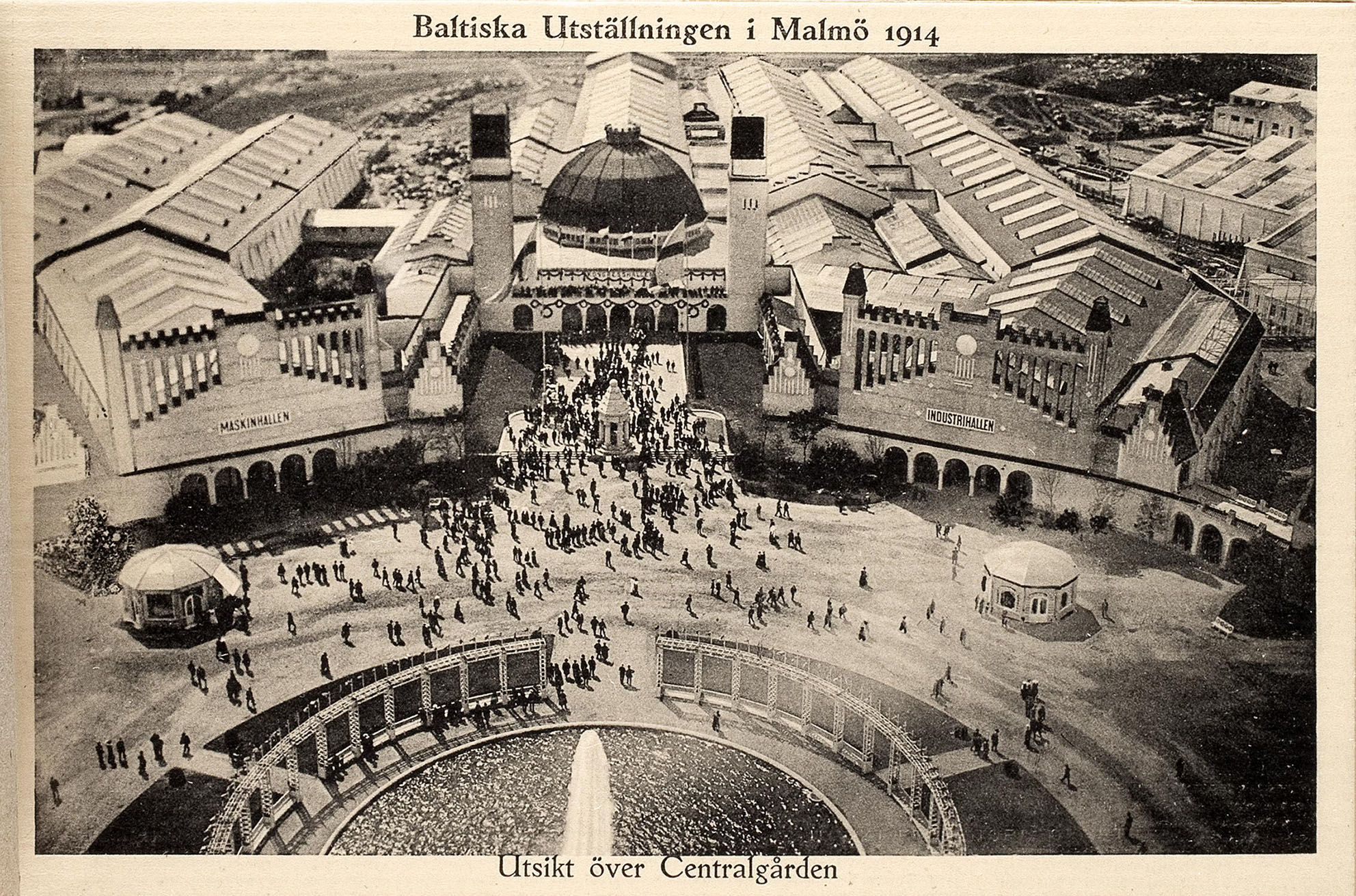 Centralgården från Kongresshallen med storstensindustriföreningens granittempel, det så kallade Ekotemplet mitt i bild. Ekotemplet står där än, på exakt samma plats. Foto: Foto: Albert Wilhelm Rahmn / Malmö museum.