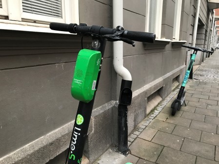 Elskotrar som står vid en byggnad