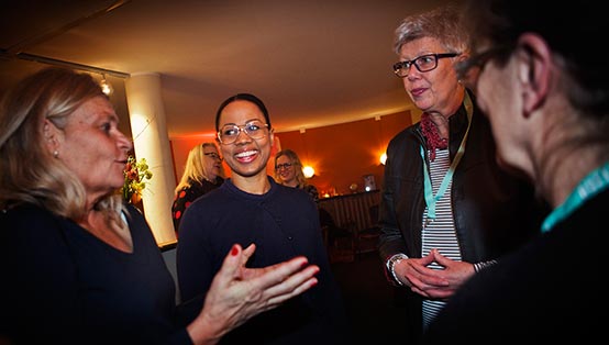 Kulturdirektör Elisabeth Lundgren samtalar med kulturminister Alice Bah Kuhnke och kulturnämndens ordförande Sylvia Björk på Meet & Greet. 