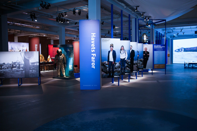 Utställningen består till stor del av stora fotografier, väggtexter och några få föremål från museets samlingar.