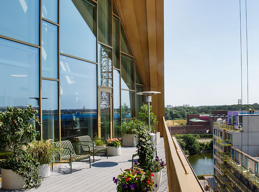 Kontorshuset Aura har en härlig uteplats med utsikt