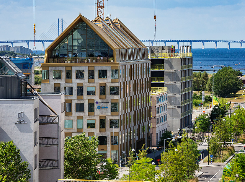 Kontorshuset Aura med Öresundsbron i bakgrunden