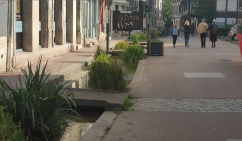 En kanal som hanterar dagvatten i stadsmiljö.