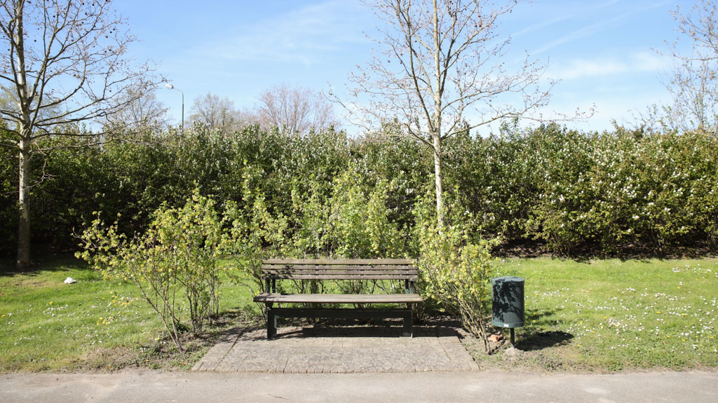 En parkbänk ger dig vila under promenaden och möjlighet att njuta av
solens strålar mot ansiktet.