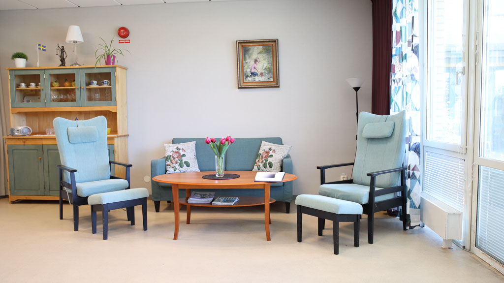 I vårt ljusa dagrum finns härliga fåtöljer för samtal och för att blicka
ut över den grönskande trädgården. 