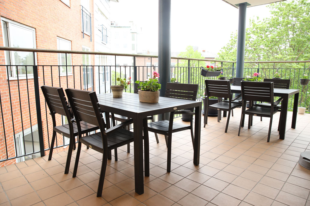 Det är härligt att sitta ute på vår rymliga balkong, vi kan fika och äta
och ha plats för aktiviteter.