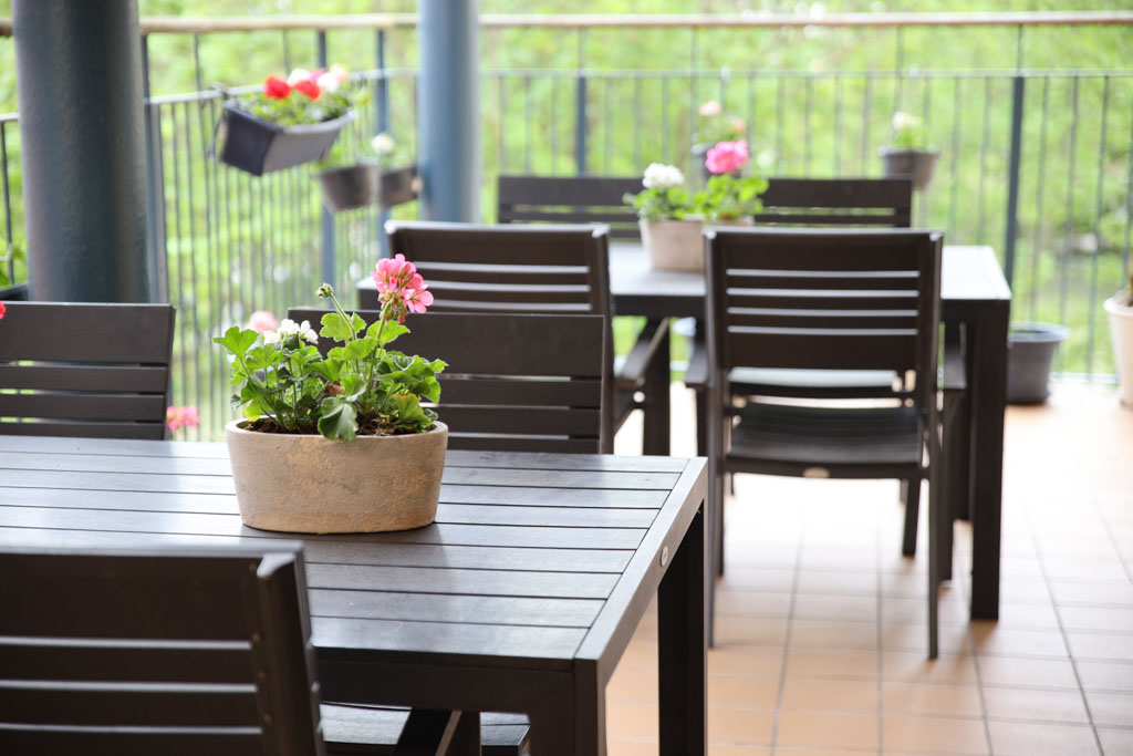 Blommorna doftar gott när man sitter och fikar och pratar med sina
grannar.