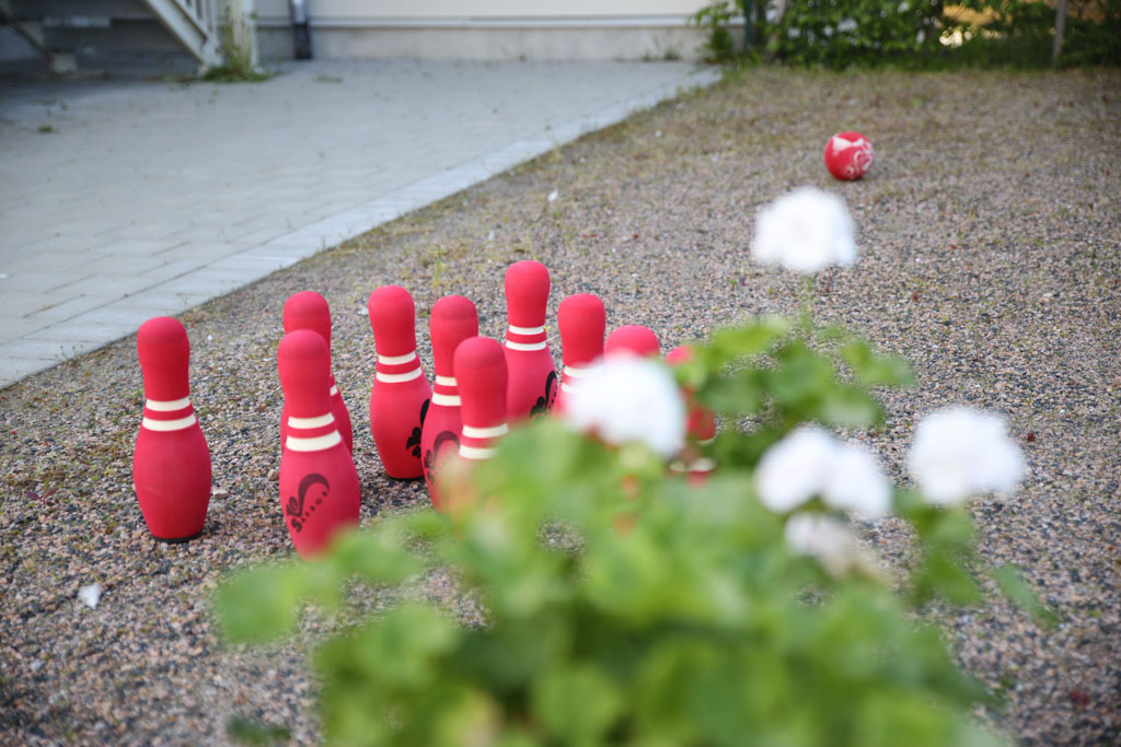 Vid boulebanan samlas man för skratt och vardagsmotion.