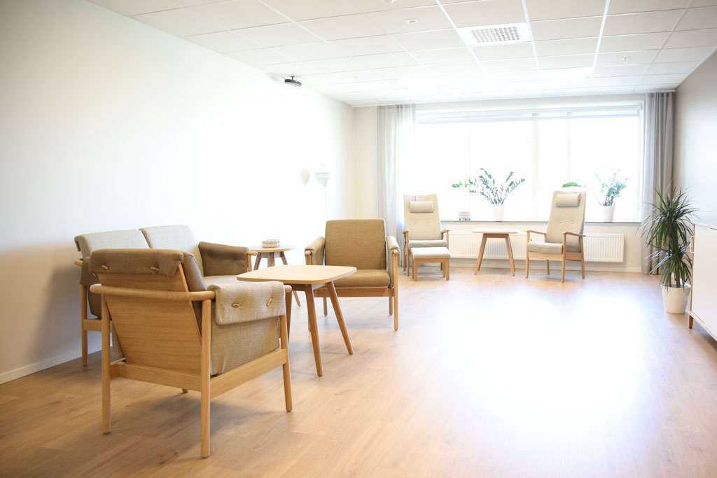 I våra ljusa allrum finns plats för tv-tittande, social
samvaro och andra aktiviteter.