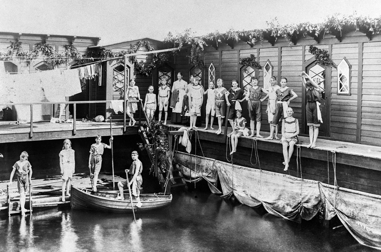 Simskola på Ribersborgs kallbadhus, 1890-talet. 1899 gjorde Svenska livräddningssällskapet en undersökning som visade att endast ett av tio barn i skolan kunde simma. Foto: Alvar Platen/Malmö museum. 