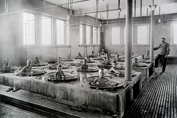 Skolbad för pojkar på Johannesskolan. Trångboddhet och bristande hygien var ett stort problem och bidrog till spridning av ohyra och sjukdomar. Foto: Okänd fotograf / Malmö museum.