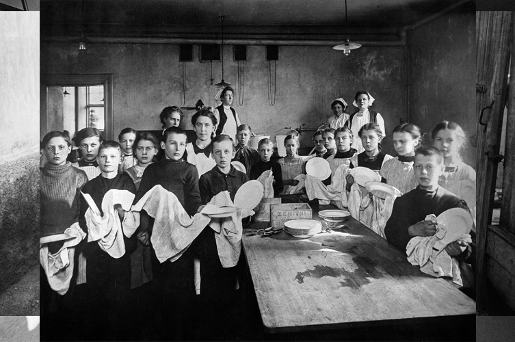 I början av 1900-talet fanns det många familjer i Malmö där barnen aldrig fick äta sig mätta. Skolorna hjälpte många fattiga elever med ett näringsrikt mål om dagen. Foto: Okänd fotograf/Malmö museum. 