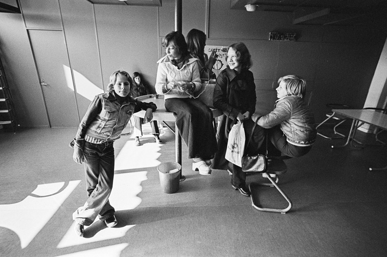 De första fritidsgårdarna startade i Sverige på 1930-talet. Målet var att utbilda ungdomarna genom studiecirklar, diskussioner, sång ohc musik. Fritidsgård i Skanör år 1977. Foto: Åke Hedström/Malmö museum.