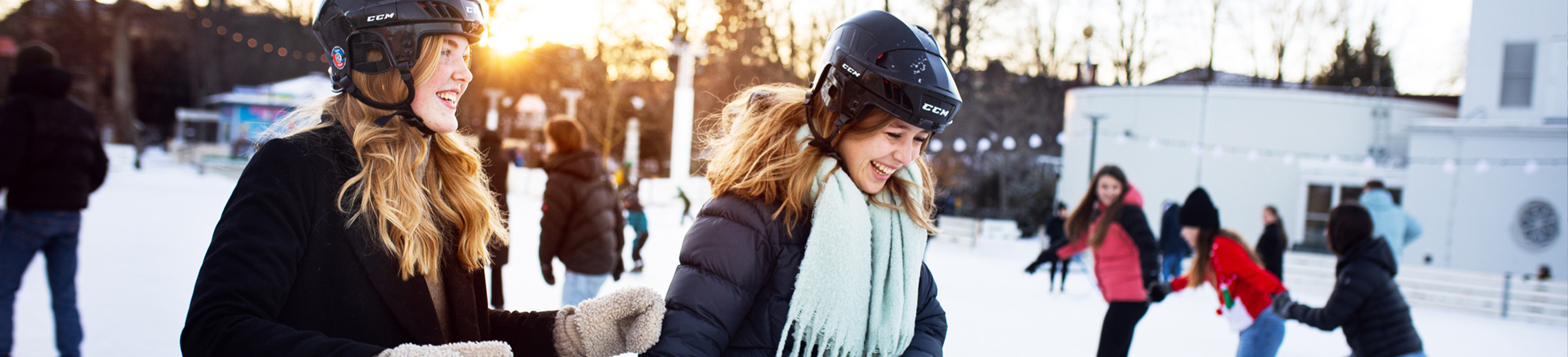 Flera personer som åker skridskor