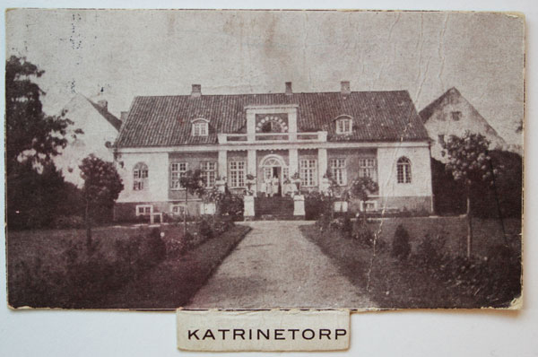 Ett gammalt slitet svartvit bild på huvudbyggnaden på Katrinetorp. 