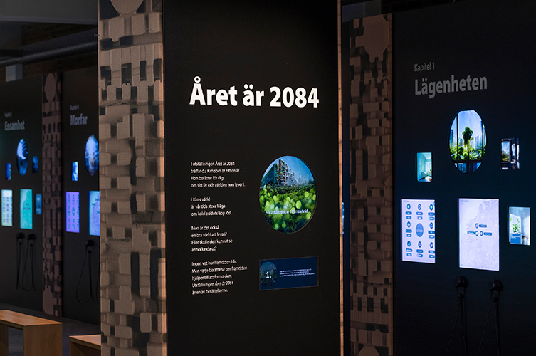 Utställningen består bland annat av en mängd skärmar med interaktiva momet. 