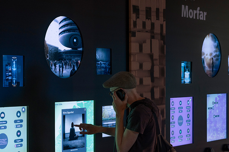 Man kan läsa, lyssna och själv navigera i informationen på skärmarna.