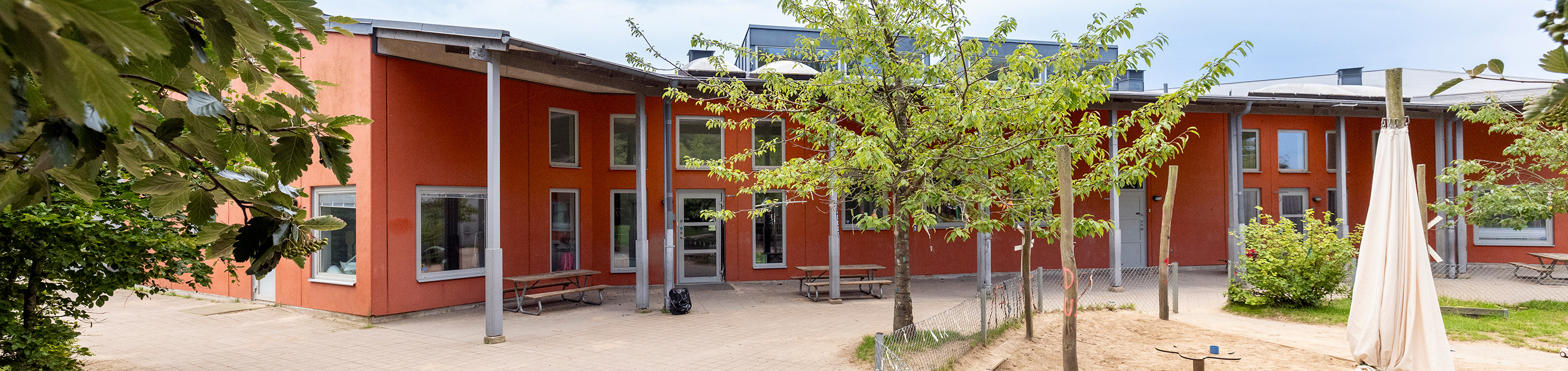 Rubinens förskola är byggd i två plan och har fem avdelningar. 