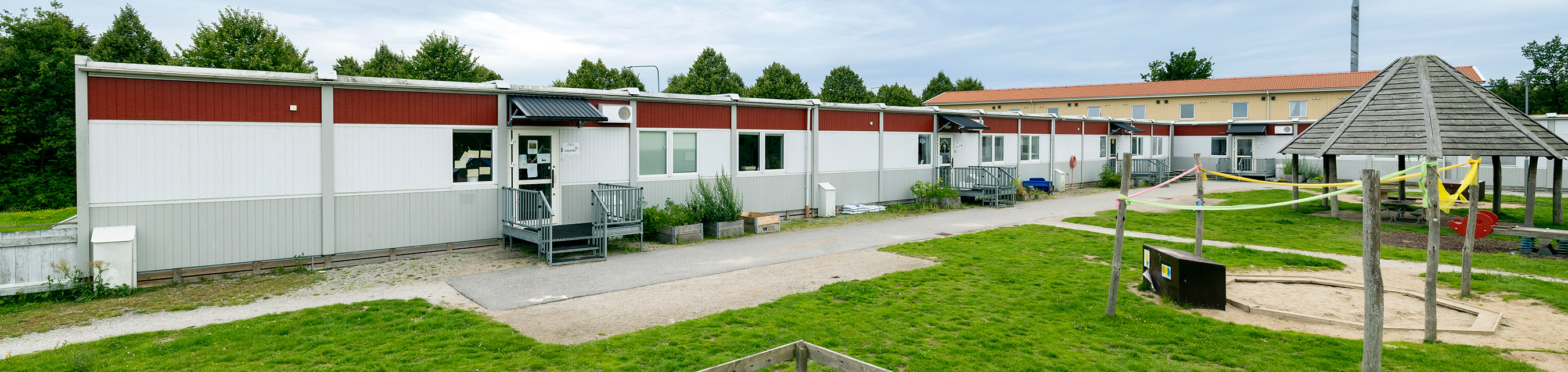Sommarängens förskola är byggd i ett plan och har tre avdelningar. 